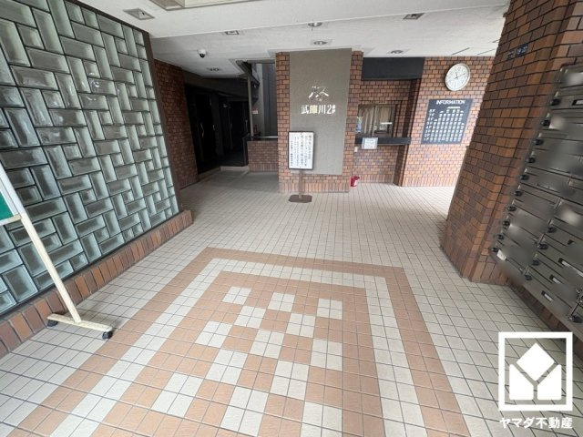 ルネ武庫川２番館のロビー|心地よい空間が広がる、清潔で美しいロビー。帰宅時や来客時にも気持ちの良い空間です。