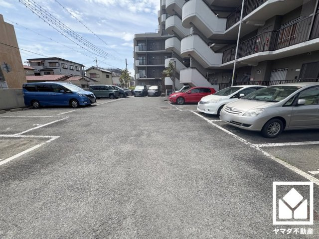 ルネ武庫川２番館の駐車場|敷地内に駐車場を完備。重い荷物や雨の日の移動もスムーズで、快適なカーライフを実現。空き状況等は弊社スタッフまでお気軽にお問い合わせください。