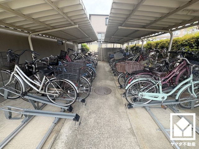 ルネ武庫川２番館の駐輪場|サイクルラックの設置された駐輪場を完備。スッキリ整理されて、自転車同士の接触や転倒の心配がございません。屋根付きなので、雨や風、直射日光から自転車を守ることができます。