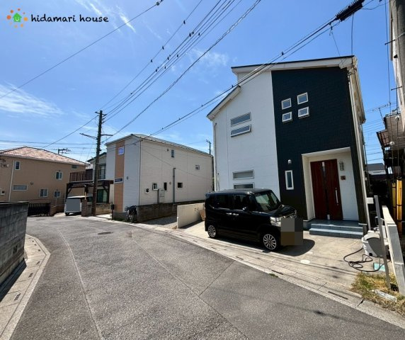 桶川市坂田東1丁目　中古戸建の前面道路含む現地写真|ゆとりある前面道路の為、駐車も楽々♪