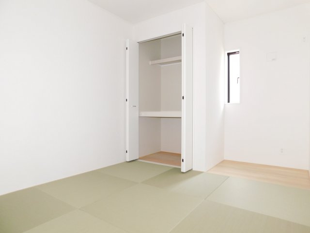 北名古屋市九之坪東ノ川の新築一戸建の和室|◇洋風和室◇　　明るい洋風和室５．２帖　リビングの続き間として利用できます♪