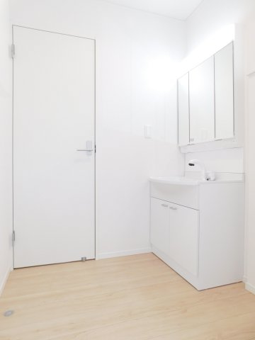 北名古屋市九之坪東ノ川の新築一戸建の独立洗面台|◇洗面室◇　　三面鏡シャワードレッサー　くもり止め仕様　