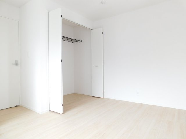北名古屋市九之坪東ノ川の新築一戸建の洋室|◇洋室◇　　明るい洋室６．５帖　全居室収納完備！