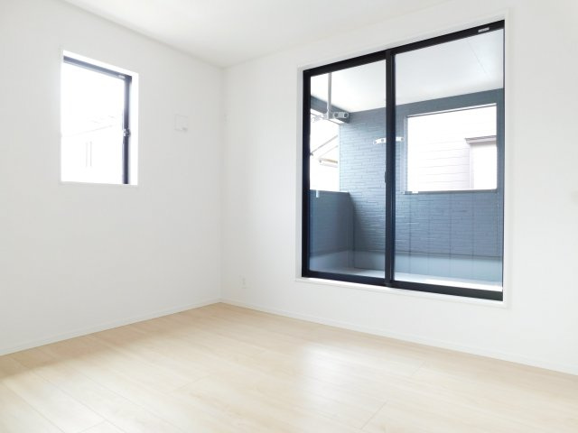 北名古屋市九之坪東ノ川の新築一戸建の洋室|◇洋室◇　　南面で明るい洋室５．２帖　収納２ヵ所完備！