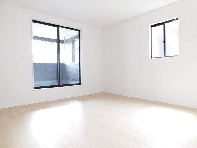 北名古屋市九之坪東ノ川の新築一戸建の洋室|◇洋室◇　　南面で明るい洋室８．５帖　収納２ヵ所完備！　バルコニー付き♪　