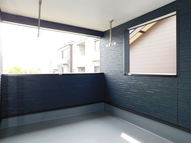 北名古屋市九之坪東ノ川の新築一戸建のバルコニー|◇バルコニー◇　　急な天候の変化でも安心なインナーバルコニー♪　外部コンセント完備！　洋室２部屋から出入りできます！