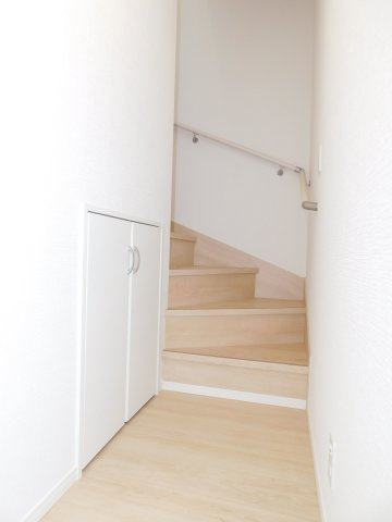 北名古屋市九之坪東ノ川の新築一戸建の収納|◇階段下収納◇　　掃除道具の収納や日用品のストック場所に便利です♪
