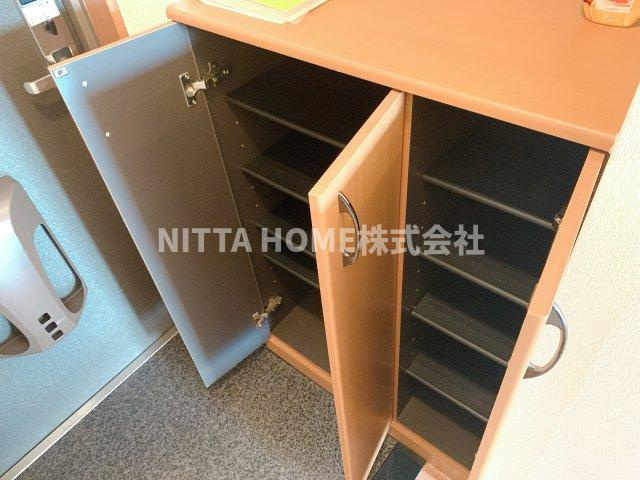 明和マンションⅠのその他共用部分|玄関横にはシューズボックスを設置◎