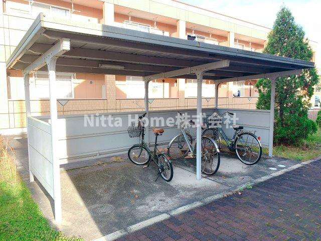 明和マンションⅠのその他|屋根付きの駐輪場は無料で使用可能です◇