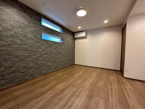 【寝室】 | 1階7.5帖の主寝室は2面彩光で快適＆収納2か所ですっきりお部屋が片付きます♪