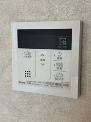 【発電・温水設備】 | キッチン近くに設置された給湯器パネル。お風呂の準備もボタン一つで完了します。家事の合間に操作できる配置で、忙しい朝や夕方の時間帯も効率的に。温度調節も簡単で、家族それぞれの好みに合わせられます♪
