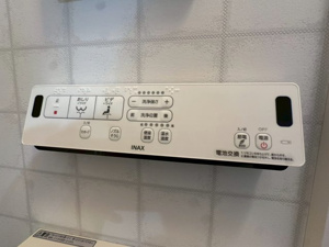 【発電・温水設備】 | 日々の暮らしを快適にする温水洗浄便座。壁掛けリモコンタイプで操作もスムーズです。清潔さを保ちやすく、家族全員が気持ちよく利用できます。細かな設備へのこだわりが、日々の満足度を高めてくれます。