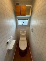 【トイレ】 | 3階にもトイレを完備。夜間の使用や、家族が重なる時間帯もストレスなく利用できます。各階に設置されていることで、階段の上り下りの負担も軽減。住む人の利便性を追求した、家族想いの設計が魅力です。