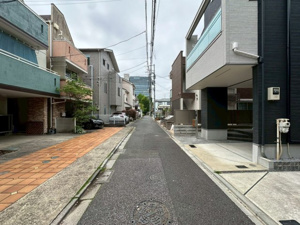 【前面道路含む現地写真】 | 南側幅員約4.0mの私道に接する前面道路。落ち着いた住宅街が広がり、小さなお子様がいるご家族も安心して歩ける環境です。都心でありながら開放感があり、毎日の外出や帰宅を軽やかな気持ちにさせてくれます！