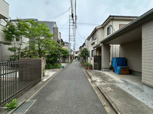 【前面道路含む現地写真】 | 整備された平坦な道路は、ベビーカーの移動や荷物が多い日の歩行もスムーズです。周辺には植栽のある住宅も多く、四季の移ろいを感じながら散策を楽しめます。日々の暮らしに安らぎと利便性を添える住環境です。