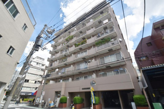 【外観】 | 青空によく映える建物です。手入れの行き届いた外壁やマンション正面エントランスなど、綺麗な姿をぜひ一度、現地にてご覧ください。～即日のご見学可能～　お問合せはお気軽にどうぞ。
