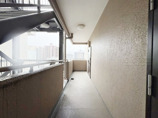 【その他共用部分】 | 共用廊下です。ここもきれいに清掃されています。周囲のお部屋の様子も、ぜひ伺ってみてください。～即日のご見学可能～　お問合せはお気軽にどうぞ。
