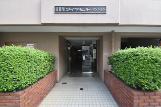 【エントランス】 | マンションの正面エントランス。出入りする人間を癒してくれるマンション入り口であり、その建物の「顔」でもあります。～即日のご見学可能～　お問合せはお気軽にどうぞ。
