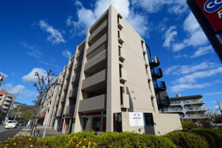 白鷹苦楽園マンションの外観