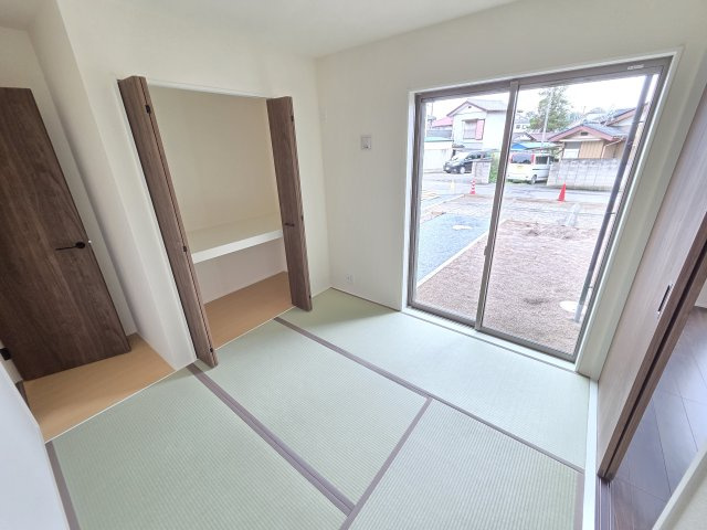 新築　桐生市相生町2丁目1期　LIGNAGE　１号棟の和室|現地写真　リビング隣の和室はお子様の遊び部屋としてもちょうどいいですね♪							
