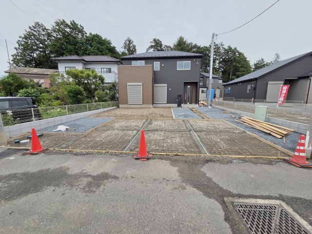 新築　桐生市相生町2丁目1期　LIGNAGE　１号棟の駐車場|現地写真　駐車スペースは並列3台分可能です！

