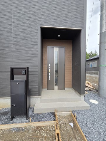 新築　桐生市相生町2丁目1期　LIGNAGE　１号棟の玄関|現地写真　TVモニター付きドアホンでセキュリティも安心です！
