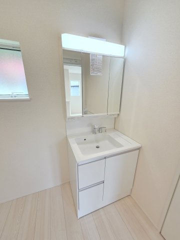新築　桐生市相生町2丁目1期　LIGNAGE　2号棟の独立洗面台|現地写真　シャワー付きの洗面台は忙しい朝でも身支度を整えるのにとても便利◎							
