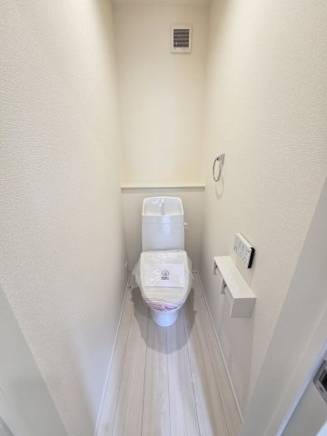 新築　桐生市相生町2丁目1期　LIGNAGE　2号棟のトイレ|現地写真　節水タイプのウォシュレット付きトイレ、水道料節約に一役買います！							
