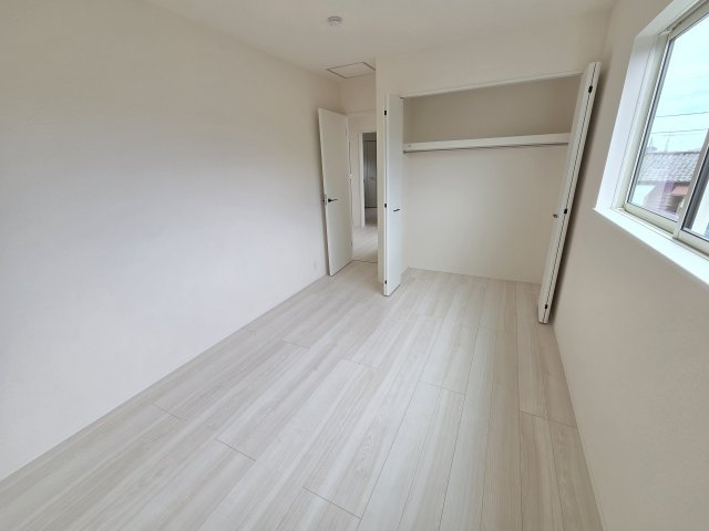 新築　桐生市相生町2丁目1期　LIGNAGE　2号棟の収納|現地写真　それぞれのお部屋に収納スペースがあるのでお片付け上手で室内もスッキリ♪							
						
