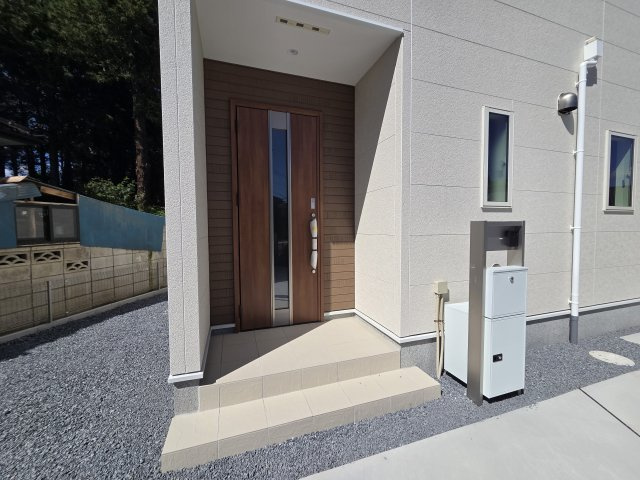 新築　桐生市相生町2丁目1期　LIGNAGE　2号棟の玄関|現地写真　TVモニター付きドアホンでセキュリティも安心です！
