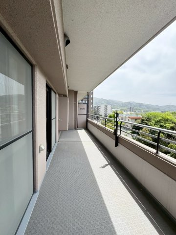 【認定中古】サンライフ企救丘駅前ー3LDKー【小倉南区　中古マンション】のバルコニー|南向きの広いバルコニーから明るい眺望を堪能できます♪【小倉南区　中古マンション】