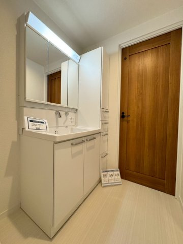 【認定中古】サンライフ企救丘駅前ー3LDKー【小倉南区　中古マンション】の独立洗面台|三面鏡のお洒落な洗面化粧台♪　【小倉南区　中古マンション】