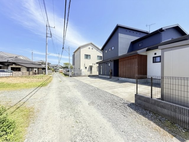 【二世帯住宅】高萩市大字下手綱中古住宅の前面道路含む現地写真
