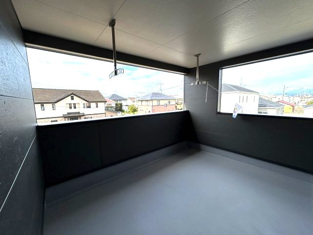 クレイドルガーデン前橋市青柳町第28　9号棟のバルコニー|インナーバルコニーは急な雨でも洗濯物が濡れません。
布団が余裕で干せる広さがございます。