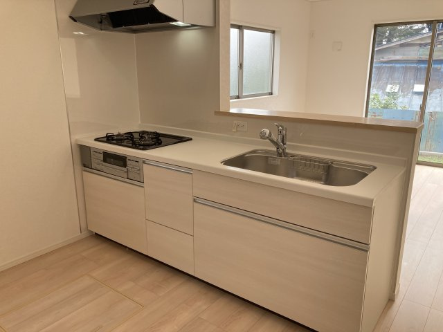 クレイドルガーデン前橋市青柳町第28　9号棟のキッチン|【イメージ画像】人気のカウンターキッチン採用です☆
コンロも３口ご用意しています！調理スペースも広くストレスなくお料理できます。
浄水器つきなので美味しいお水も飲めますよ♪
