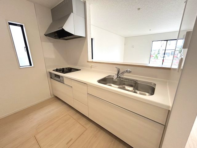 クレイドルガーデン前橋市青柳町第28　9号棟のキッチン|人気のカウンターキッチン採用です☆
コンロも３口ご用意しています！調理スペースも広くストレスなくお料理できます。
浄水器つきなので美味しいお水も飲めますよ♪