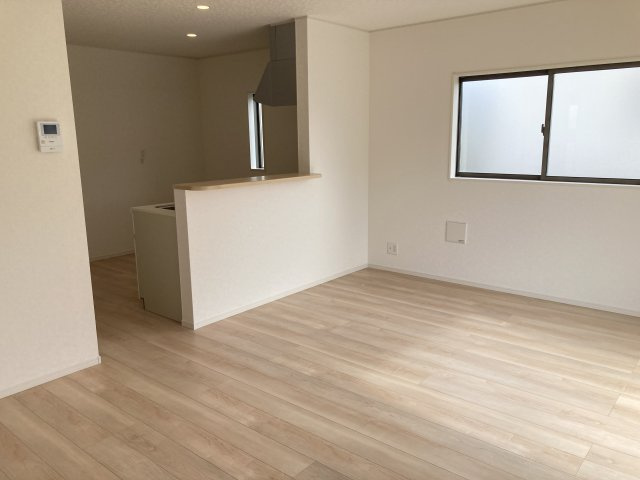 クレイドルガーデン前橋市青柳町第28　9号棟の居間・リビング|【イメージ画像】ゆったり過ごせる18帖リビングです
人気の対面式キッチンを配した空間はお好みの家具も合わせやすく、家族がくつろぐ快適な空間造りをサポート。窓からは明るい陽光が差し込みます。