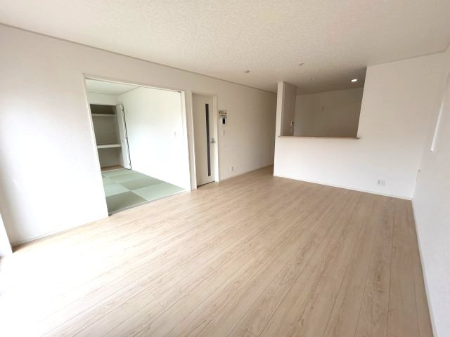 クレイドルガーデン前橋市青柳町第28　9号棟の居間・リビング|ゆったり過ごせる18帖リビングです
人気の対面式キッチンを配した空間はお好みの家具も合わせやすく、家族がくつろぐ快適な空間造りをサポート。窓からは明るい陽光が差し込みます。