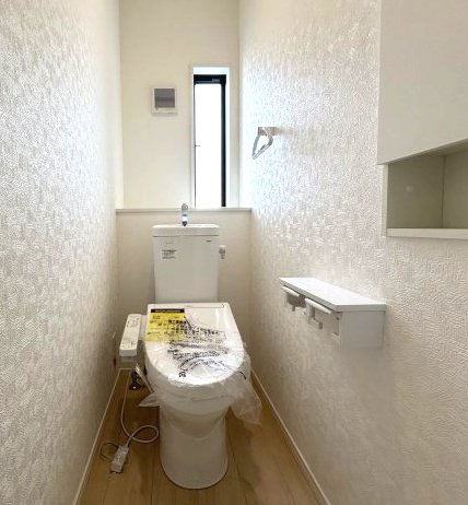 クレイドルガーデン前橋市青柳町第28　9号棟のトイレ|1階トイレです。清潔感のある白を基調としています。
温水洗浄・便座暖房機能の付いた快適なトイレです☆