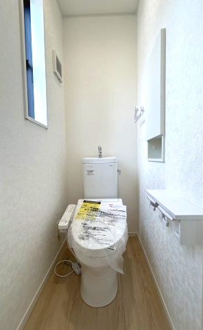 クレイドルガーデン前橋市青柳町第28　9号棟のトイレ|2階トイレです。清潔感のある白を基調としています。