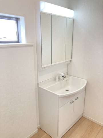 クレイドルガーデン前橋市青柳町第28　9号棟の独立洗面台|シャワー水栓付き洗面台で朝の身支度もバッチリです！
洗面台には収納スペースもあり洗面室もすっきり片付きますよ！