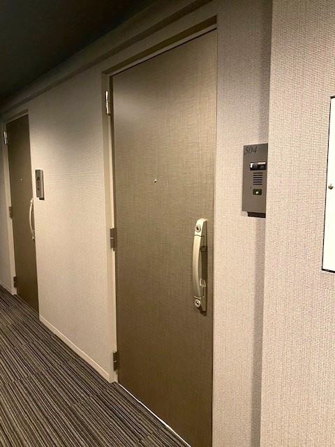 アーバンコア本郷の玄関|※写真は同タイプの別室になります