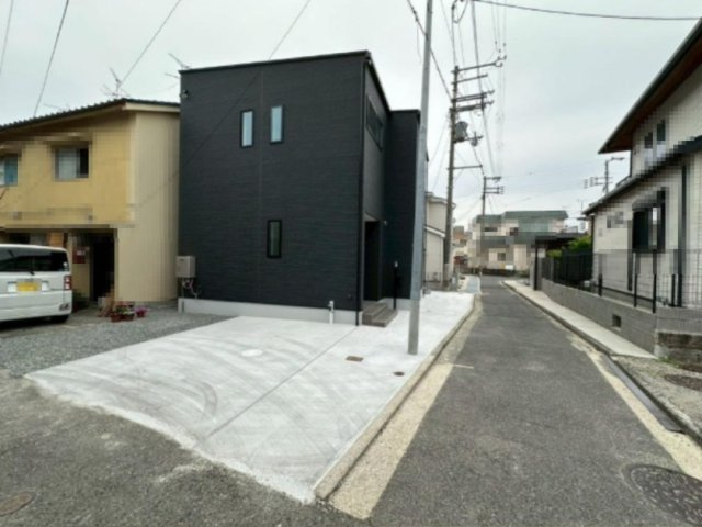 【駐車場】 | 堺市西区北条町一丁　新築戸建 | カースペース2台分有り(車種による)！北条町1丁交差点近く、お車の利用も便利。内覧をご希望の際はお気軽にお電話ください！