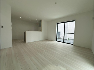 【居間・リビング】 | 堺市西区北条町一丁　新築戸建 | 家族の団らんスペースとなるLDKは15帖！全居室二面に窓が配置された採光設計で、心地よい光と風が届きます。