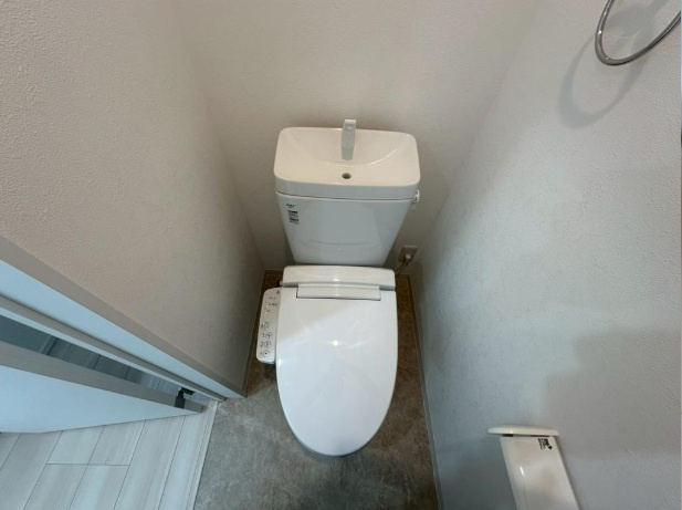 【トイレ】 | 堺市西区北条町一丁　新築戸建 | 温水洗浄便座付のトイレで、冬の寒い時期でも快適！各階にあるので、トイレのたびに階段を上り下りする手間もありません。