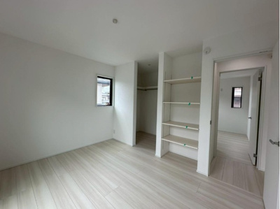 【洋室】 | 堺市西区北条町一丁　新築戸建 | 主寝室にオススメ、6.2帖の洋室！豊富な衣類の収納が可能なWICと、可動棚付き収納スペースがあり、効率よく整理できます。