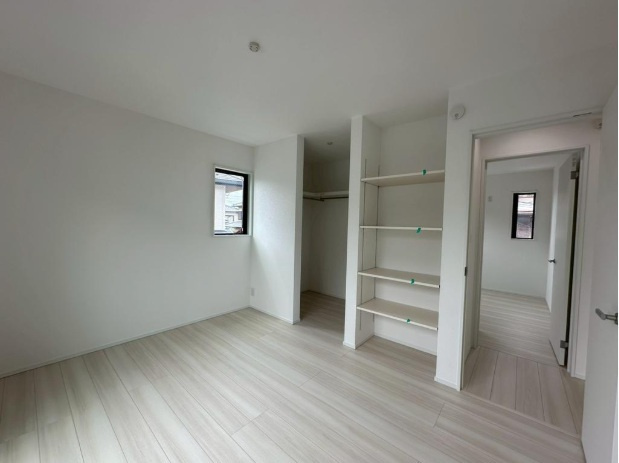 【洋室】 | 堺市西区北条町一丁　新築戸建 | 主寝室にオススメ、6.2帖の洋室！豊富な衣類の収納が可能なWICと、可動棚付き収納スペースがあり、効率よく整理できます。