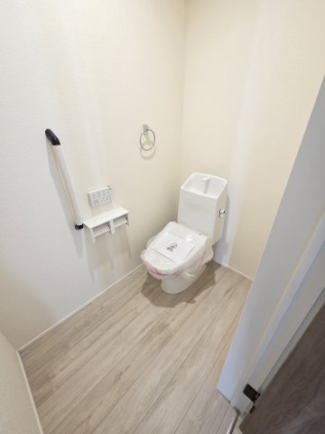 新築　桐生市相生町2丁目1期　LIGNAGE　4号棟のトイレ|現地写真　節水タイプのウォシュレット付きトイレ、水道料節約に一役買います！							
