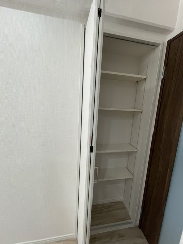 芦屋伊勢町ハウスの収納|キッチン横にも便利な収納があります。