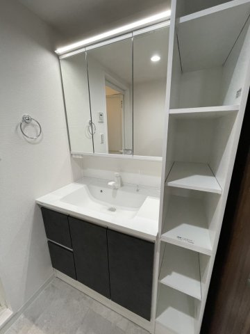 芦屋伊勢町ハウスの独立洗面台|独立洗面台。収納もたっぷりです。